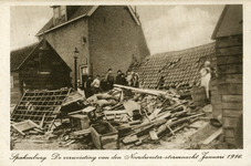 8973 Afbeelding van de verwoestingen door de storm van 13/14 januari 1916 in Spakenburg (gemeente Bunschoten): een ...